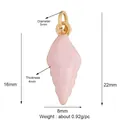 Pendentif coquillage en émail rose et laiton avec anneau doré mesurant 22mm par 8mm - K584670-Pink Shell