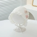 Détail du béguin bébé en dentelle avec nœuds roses et bords volantés délicats - Taille Unique(38-46CM) / Blanc