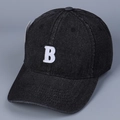 Detail einer schwarzen Denim-Basecap mit weißem B-Stick und dem originalen Hängeetikett - M (56-58cm) / Schwarz