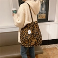 Borsa tote in velluto a coste leopardato indossata in un caffè, mostra dimensioni e texture - Stampa leopardata