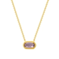 Dettaglio macro della collana in oro con pendente ovale viola e bordo in perline dorate - Viola