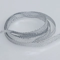 Cinta tejida plateada metálica para envolver regalos y manualidades DIY en fondo gris - 0,3 cm de ancho * 20 yardas / Plateado