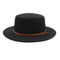Détail d'un chapeau en laine à bord plat avec ruban en cuir marron et boucle en métal - M (56-58cm) / Noir