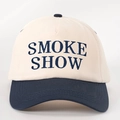 Détail de la broderie SMOKE SHOW sur une casquette de baseball bicolore beige et bleu - Crème/Bleu Marine
