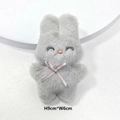 Detailansicht des grauen Plüschhasen mit rosa Schleife, Maße 9cm hoch und 6cm breit - Brosche Stil / Grauer Hase