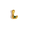 Détail du pendentif lettre L dorée avec une pierre précieuse verte en forme de cœur - Lettre L / Or / Gemme Coeur Vert