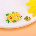 Broche de girasol de esmalte con pétalos amarillos y hojas verdes sobre piedra - Girasol Amarillo / Amarillo