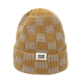 Detail der gelb-grauen Strickmütze mit Schachbrettmuster und Logo-Etikett - M (56-58cm) / Gelb