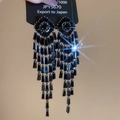 Dettaglio degli orecchini geometrici neri con nappe e strass scintillanti a forma di sole - Perno in argento-Nero