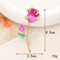 Details zur rosa Emaille-Rosenbrosche mit Größenangaben von 8,5 cm x 3,5 cm - D706 Lange Magenta Rose