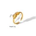 Detalle de anillo de acero inoxidable dorado con diseño de nudo y aro ajustable - Estilo de Nudo Retorcido (YYR023254)