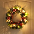 Ghirlanda natalizia con palline rosso oro e luci LED calde su porta bianca - Ghirlanda Natalizia con Fiocco a Quadretti e Foglie di Magnolia (Con Luci LED)