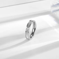 Minimalistischer Titanstahlring mit weißer Muschel-Einlage und drei kleinen Diamanten - US 5 / Silber