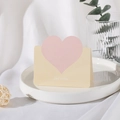 Biglietto d'auguri beige con cuore e testo Best Wishes su un piatto di ceramica - Rosa Giallo Crema
