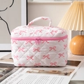 Borsa cosmetica bianca trapuntata con fiocchi rosa e maniglia per il viaggio - Grande / Bianco Con Fiocco Rosa (Grande)