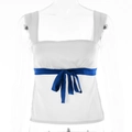 Dettaglio di top bianco senza maniche con scollo quadrato e fiocco in raso blu in vita - S / Corpo bianco con fiocco blu / Blu