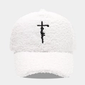 Dettaglio cappello baseball bianco in Sherpa con ricamo faith nero e design a croce - Regolabile / Bianco