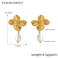 Détail de boucles d'oreilles fleur dorée avec perle d'eau douce et dimensions - Doré