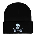 Detailaufnahme weißer Totenkopf-Stickerei auf schwarzer Strickmütze für Winter - Skelett Hand Schwarz