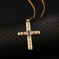 Collar cruz punk vintage en acabado dorado con piedras de circón púrpura en soporte negro - Estilo G1 Cobre Chapado En Oro