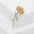 Spilla artistica a garofano dorato con dettagli in smalto verde su sfondo bianco - Oro