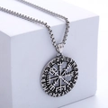 Collana con bussola vichinga d'argento e incisioni runiche su un blocco bianco minimale - Pendaglio Color Acciaio (Con Catena)