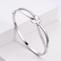 Brazalete de mariposa plateado con nácar y detalles de micro-pave de cristales - Color Acero