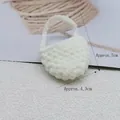 Dettaglio delle misure di una mini borsa all'uncinetto bianca da 7 cm per 4,3 cm - Bianco