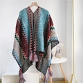 Gedetailleerd overzicht van boho etnische gebreide poncho met kleurrijke kwastjes op hanger - Etnische stijl - Waterblauw