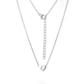 Détail d'un pendentif cœur en argent avec gravure de la lettre K sur chaîne - Lettre K / Acier