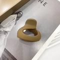 Haarklammer in Herzform, mattes Karamell, minimalistisches geometrisches Design - Khaki