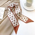Détail d'un foulard twilly blanc à fleurs posé sur le revers d'un blazer beige - 10013 Petites Fleurs/Blanc Rose Violet Floral