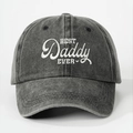 Dettaglio del ricamo bianco Best Daddy Ever su cappellino in cotone lavato grigio scuro - Taglia unica / Nero