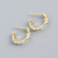Orecchini a C in argento S925 con trifoglio dorato e petali in opale bianco - Argento 925 / Oro (Con Tappi in Gomma)