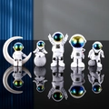 Set di 5 statuette di astronauti con visiere iridescenti su base nera lucida - Set da 5 Pezzi Testa Grande Sfumato