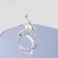 Makroaufnahme des Schlangenrings aus Silber mit Schuppenstruktur und großer Perle - Silber (Weiß K A-80)
