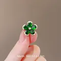 Broche fleur en cristal vert avec placage d'or et zircons blancs, taille 2,2x2,2cm - Fleur Verte à Cinq Pétales (0269) / Env. 2.2x2.2cm