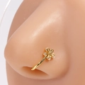 Détail d'un faux piercing nez fleur dorée avec zircon blanc sur un modèle en silicone - Cinq Fleurs Zircon Or