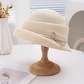 Elegante cappello da sole intrecciato con tesa a strati e fiocco su supporto in legno - Bianco latte