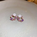 Dettaglio di orecchini a ghirlanda con zirconi viola e petali in resina bianca - Fiore di Strass Viola (Ago d'Argento) / Viola