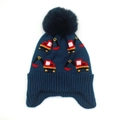 Detail der Kinder-Strickmütze mit Baggermuster und weichem Kunstfell-Pompon in Blau - Einheitsgröße (3-12 Jahre) / Marineblau