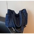 Vue détaillée du sac cabas en jean bleu foncé avec poches latérales et surpiqûres - Bleu foncé