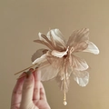 Elegante horquilla de flores con pétalos de tela champán y borlas de perlas - Marrón