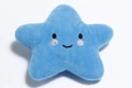Detalle de un juguete de peluche azul con forma de estrella y bordado facial encantador - Azul Forma de Estrella