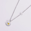 Collana in acciaio al titanio argento con due ciondoli a margherita in smalto bianco - Color Acciaio