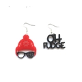 Detailsicht asymmetrischer Weihnachtsohrringe mit Weihnachtsmütze und OH FUDGE Text - OH FUDGE Asymmetrischer Stil