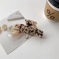 Dettaglio di una grande pinza per capelli leopardata in un raffinato stile francese - Leopardo Chiaro