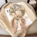 Foulard di seta a pois annodato con spilla a cuore su un blazer beige elegante - 70x70cm / Beige