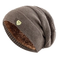 Detailansicht der dunkelbraunen Strickmütze mit warmem Fleecefutter und Logo-Patch - Schild Etikett Stil / Khaki