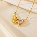 Collar mariposa de titanio con piedra rosa y cristales sobre fondo de seda - Rosa
